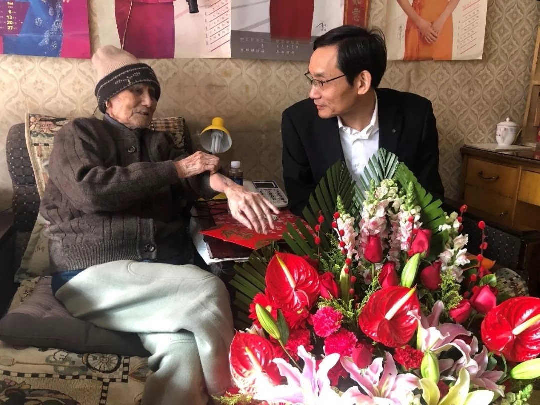 周育先探望百岁老人周若琳.webp.jpg 周育先探望百岁老人周若琳.webp.jpg