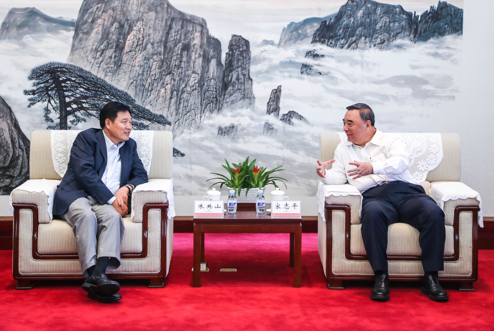 会见中景2 口袋德州官网-口袋德州APP下载