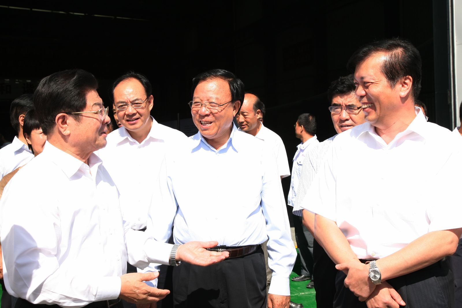 王兆国陆浩与张定金交谈 口袋德州官网-口袋德州APP下载