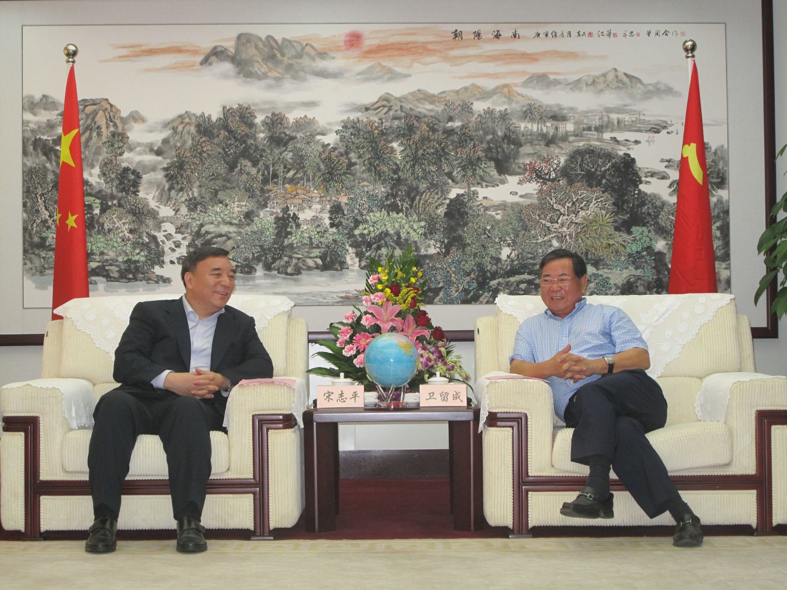 2010-12-5海南省委书记、省人大常委会主任卫留成会见宋志平董事长一行 口袋德州官网-口袋德州APP下载