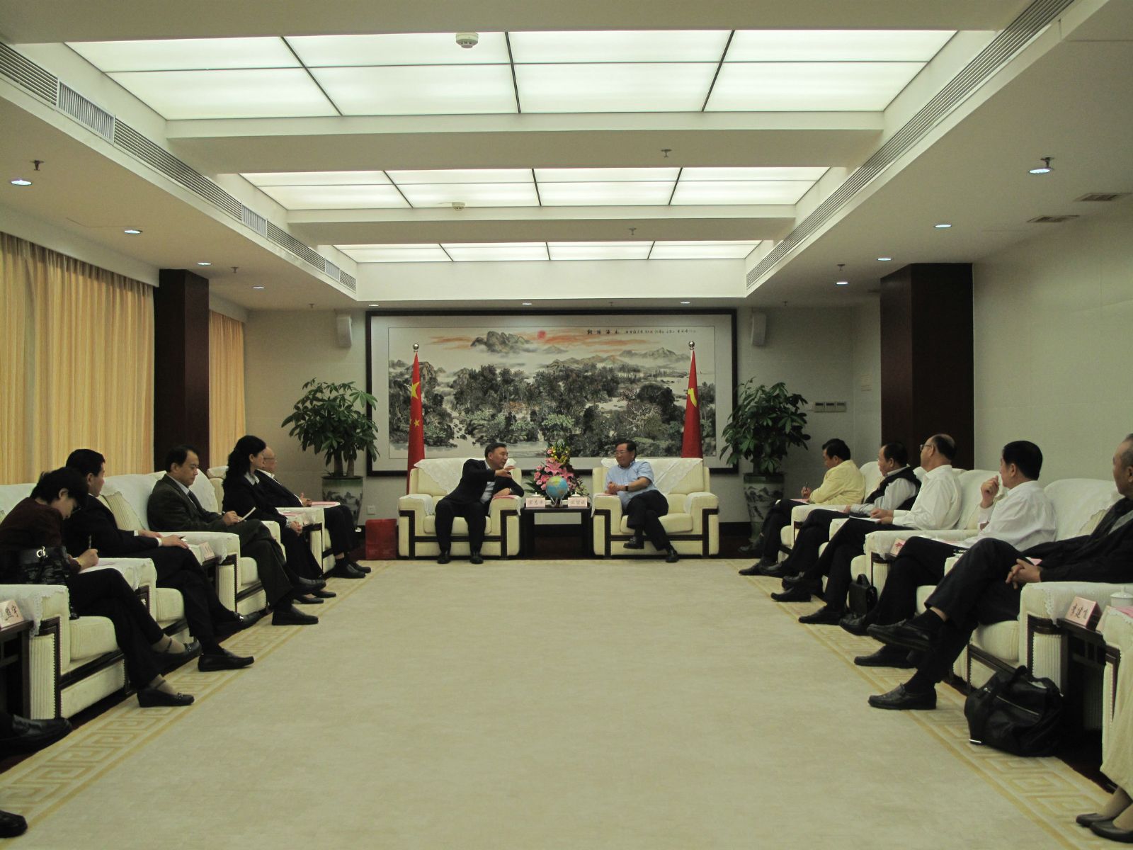 2010-12-5海南省委书记、省人大常委会主任卫留成会见宋志平董事长一行2 口袋德州官网-口袋德州APP下载